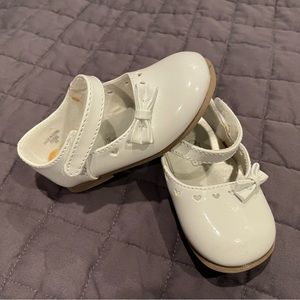 Baby girls white dress shoes size 4